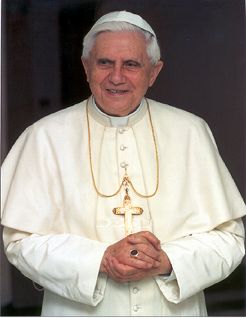 BENEDETTO XVI Un Vescovo vestito di Bianco
